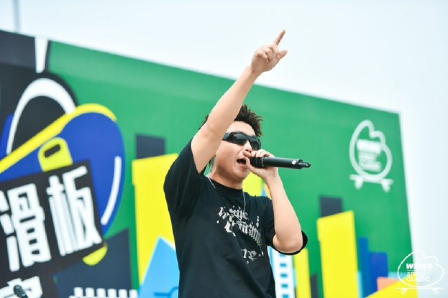 Rapper @YOUNG0000 燃炸饰演